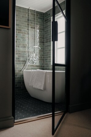 Deluxe-dobbeltværelse - 1 queensize-seng - badekar | Badeværelse | Designertoiletartikler, hårtørrer, badekåber, hjemmesko