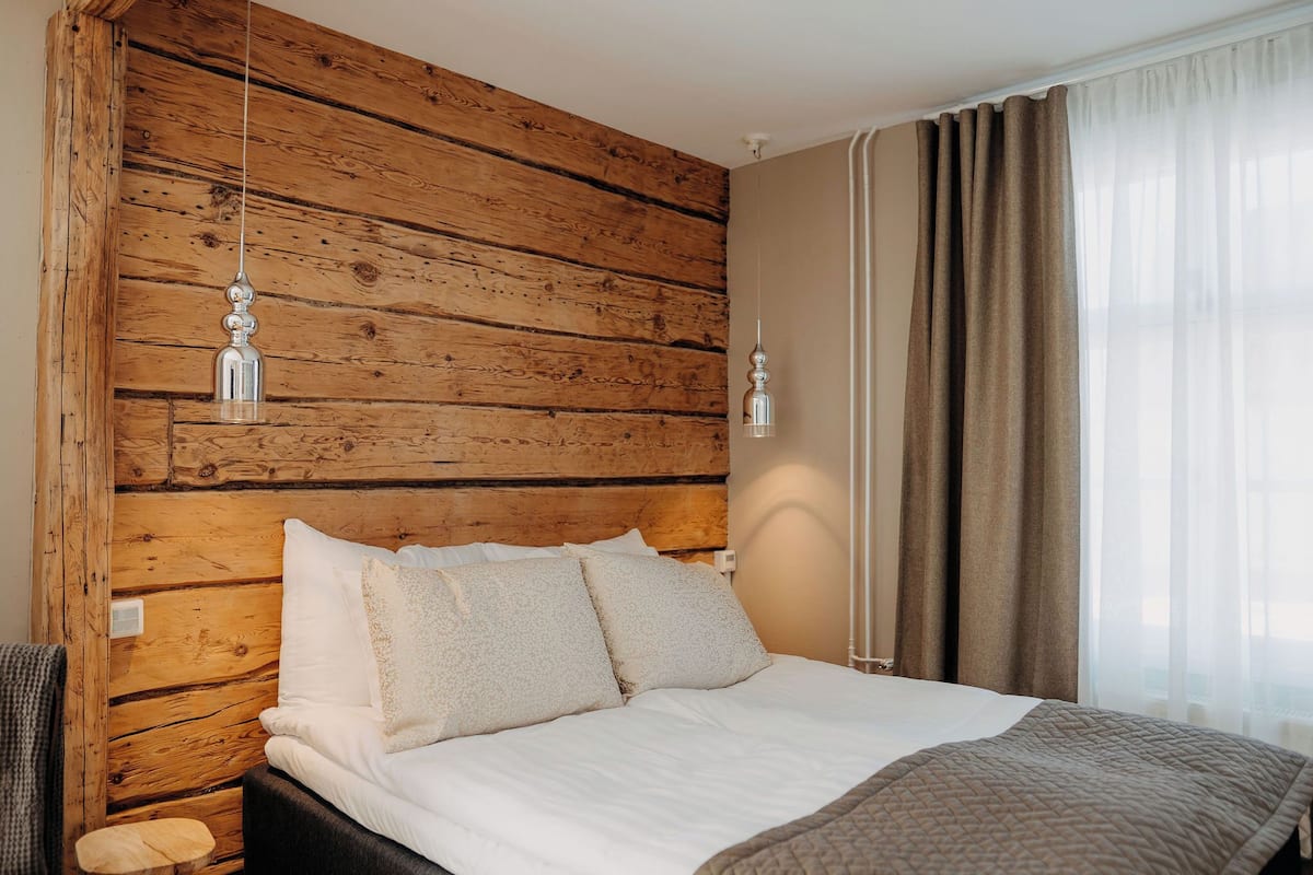 Comfort tweepersoonskamer, 1 queensize bed | Luxe beddengoed, een minibar met enkele gratis items