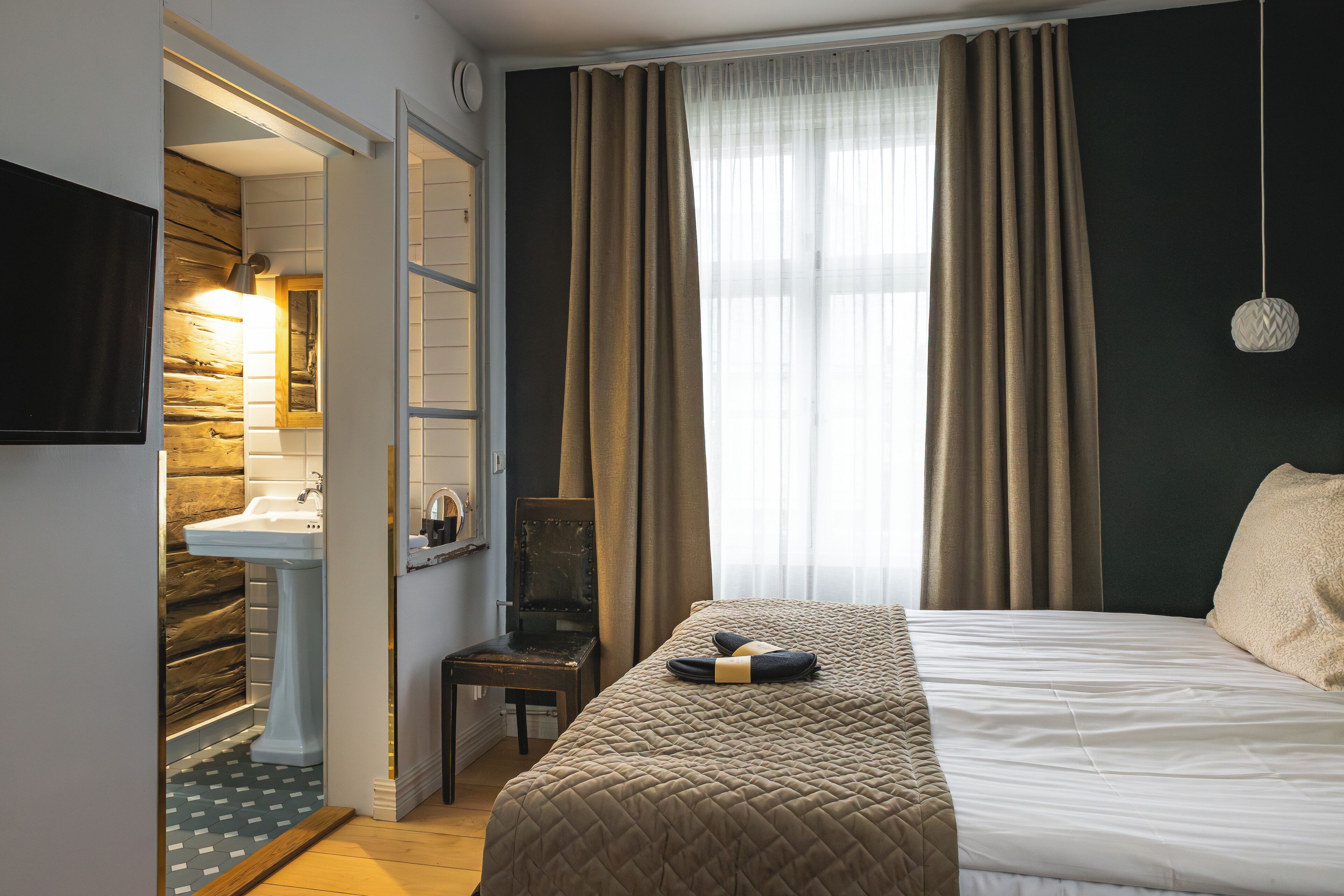 Ropa de cama de alta calidad y artículos del minibar gratis 