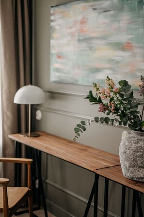 高档床上用品、免费迷你吧物品、特色装修、办公桌