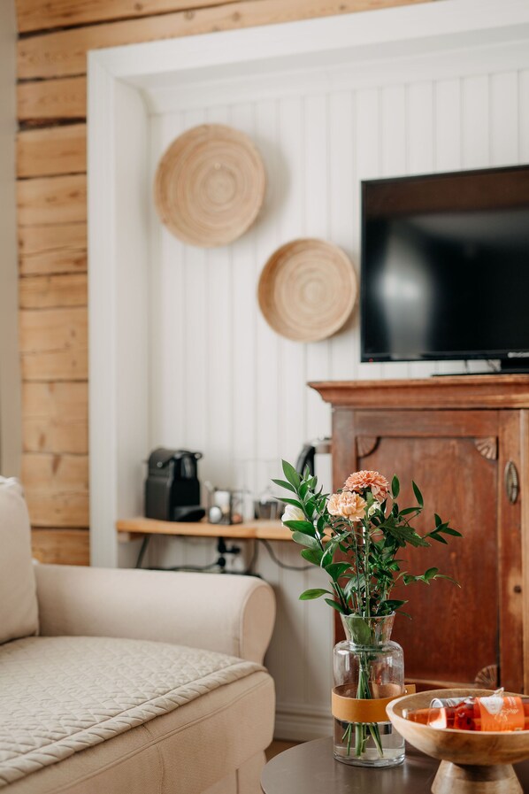 Premium bedding, free minibar items, individually decorated, desk