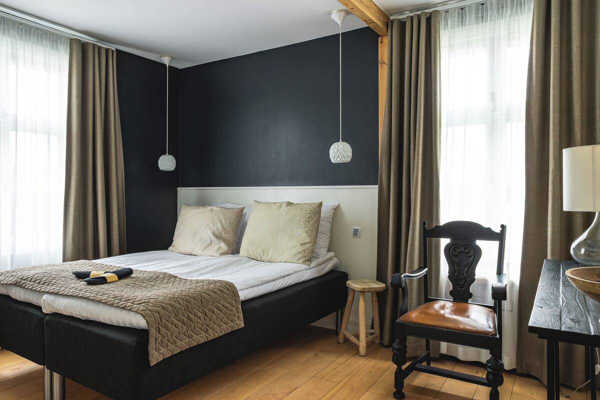 Dobbeltrom – comfort, 1 queensize-seng, badekar | Sengetøy av topp kvalitet, minibarvarer (inkludert) og skrivebord