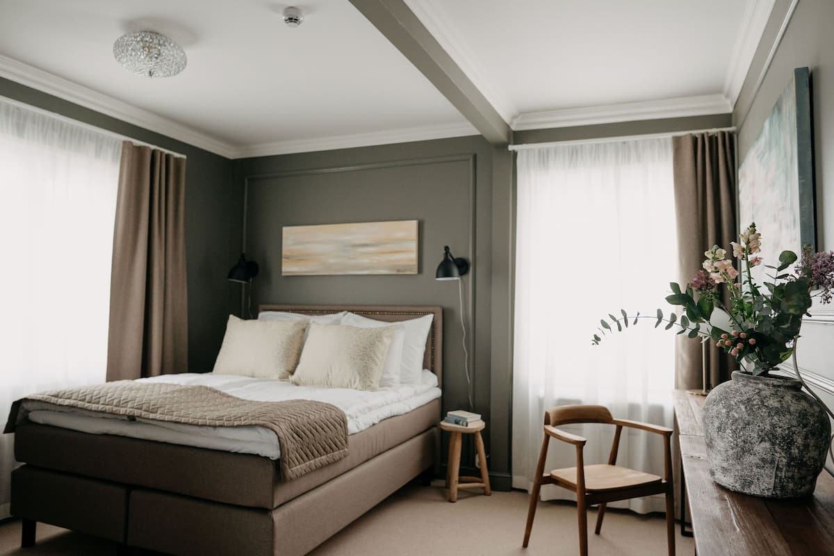 Deluxe tweepersoonskamer, 1 queensize bed, bad | Luxe beddengoed, een minibar met enkele gratis items