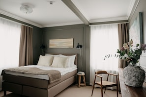 Deluxe Double Room, 1 Queen Bed, Bathtub | Premium bedding, free minibar items, individually decorated, desk