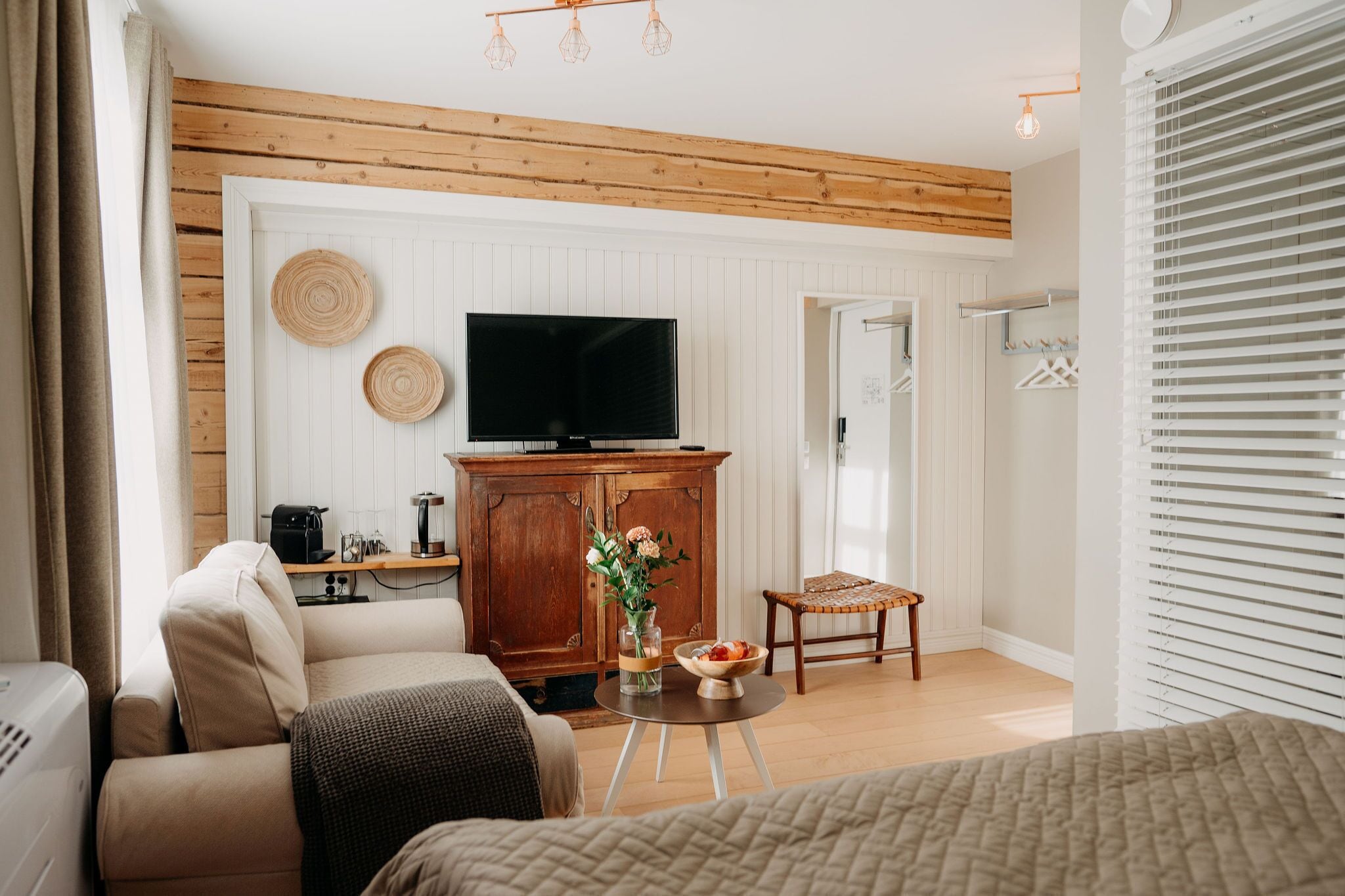 comfort double room, 1 queen bed, bathtub | deep-soaking bathtub