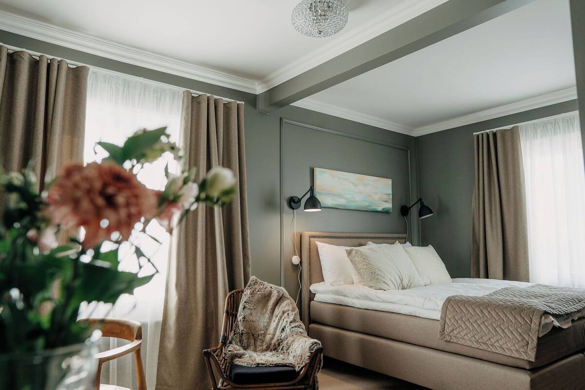 Dobbeltrom – deluxe, 1 queensize-seng, badekar | Sengetøy av topp kvalitet, minibarvarer (inkludert) og skrivebord