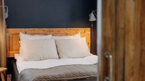 Dobbeltrom – comfort, 1 queensize-seng | Sengetøy av topp kvalitet, minibarvarer (inkludert) og skrivebord