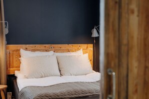 舒适双人房, 1 张大床 | 高档床上用品、免费迷你吧物品、特色装修、办公桌