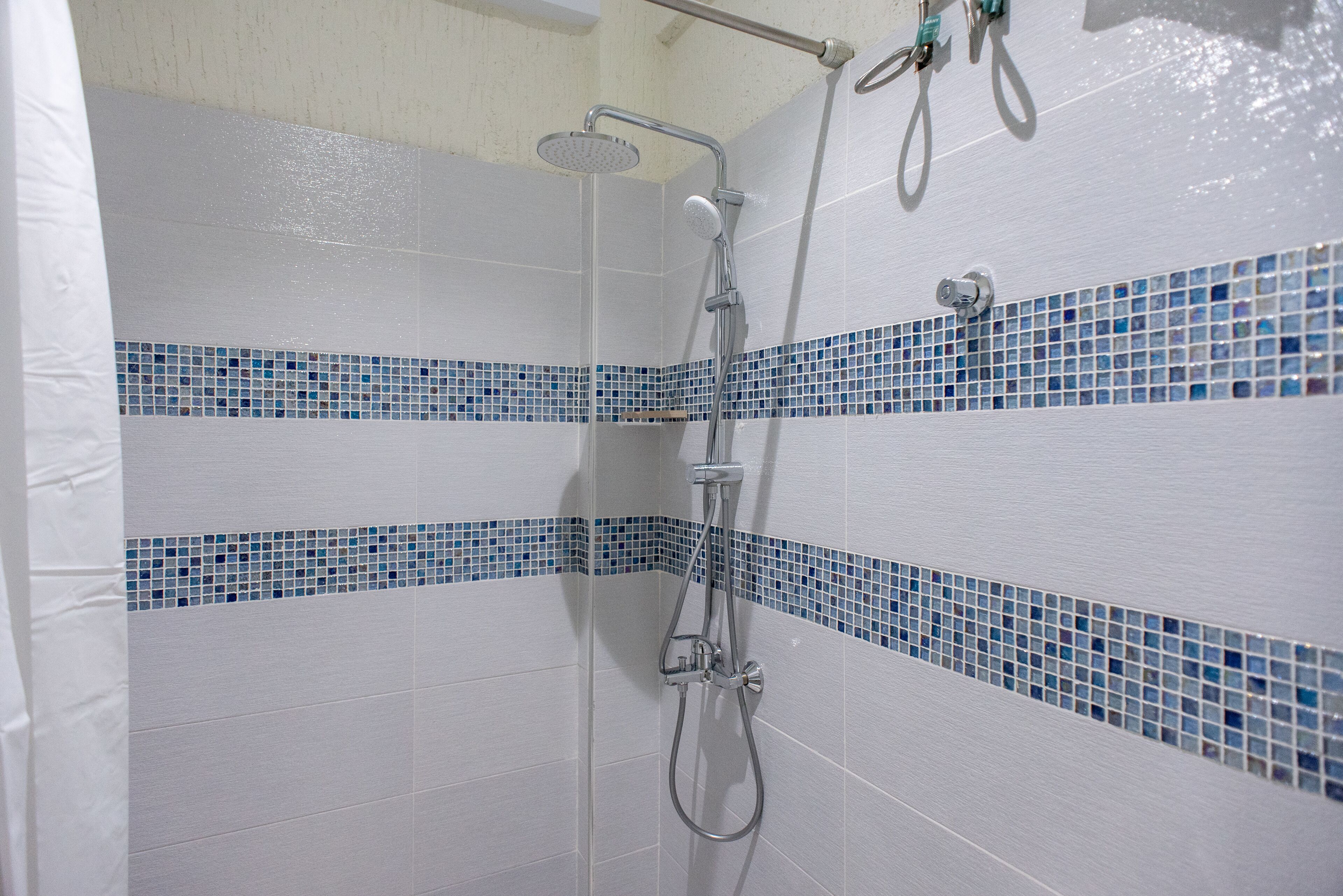 economy double room | bathroom | shower, hydromassage showerhead, free toiletries, hair dryer