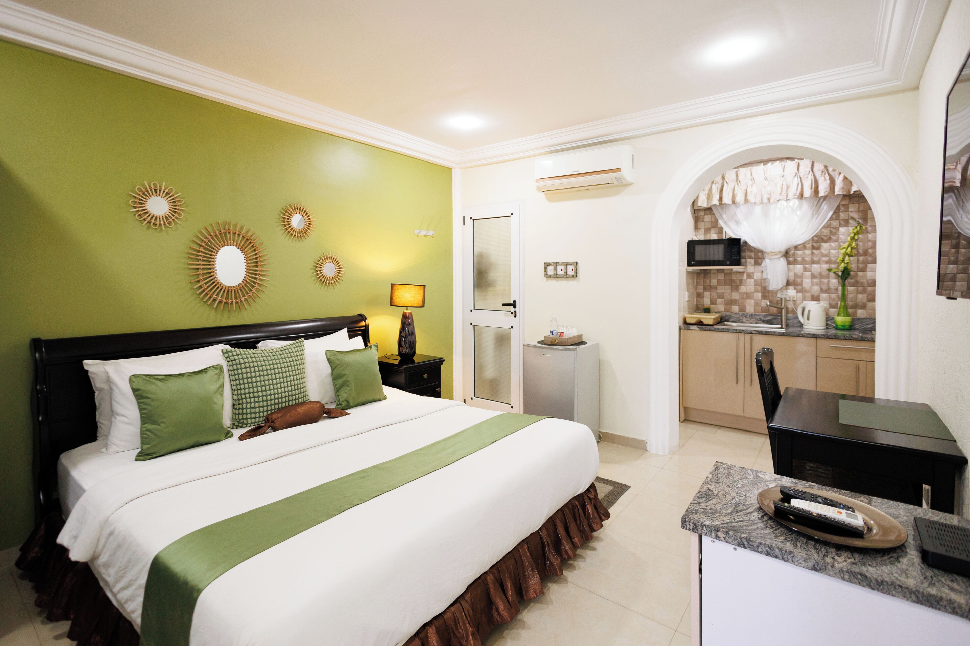 أغطية فراش متميزة وألحفة محشوة بالريش وأسرّة بطبقة علوية مريحة وميني بار