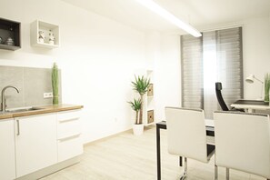 Apartment (101) | Private kitchen - Boardinghouse Gaimersheim (Gaimersheim)