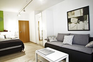 Apartment (101) | Living area | Flat-screen TV - Boardinghouse Gaimersheim (Gaimersheim)
