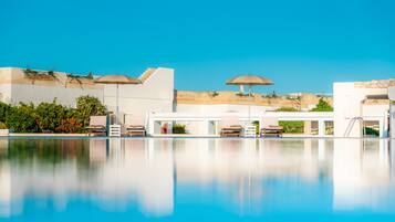 6 piscines extérieures, chaises longues