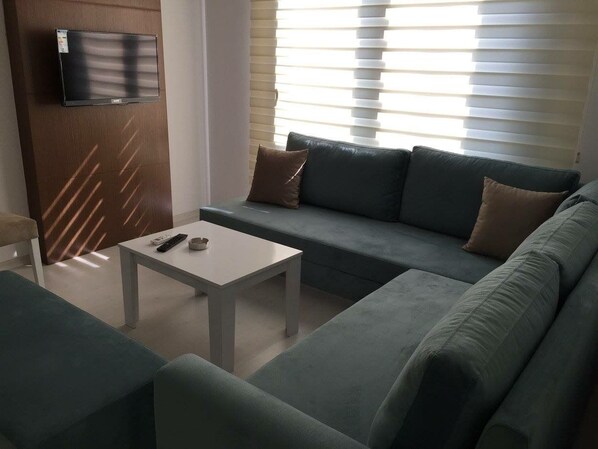 Comfort Suite, 1 Bedroom | Living room | Flat-screen TV