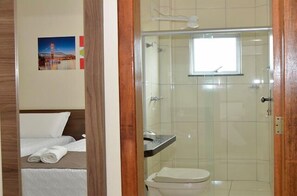 Shower, free toiletries, hair dryer, towels - Hotel Brasil (Guanhaes)