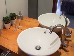 Superior Double Room, Ensuite, Garden View (Les Pieds dans l'Eau) | Bathroom - Le Clos du Gusquel (Plescop)