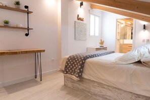 Appartamento Deluxe | Biancheria da letto di alta qualità, copriletto in piuma, una scrivania