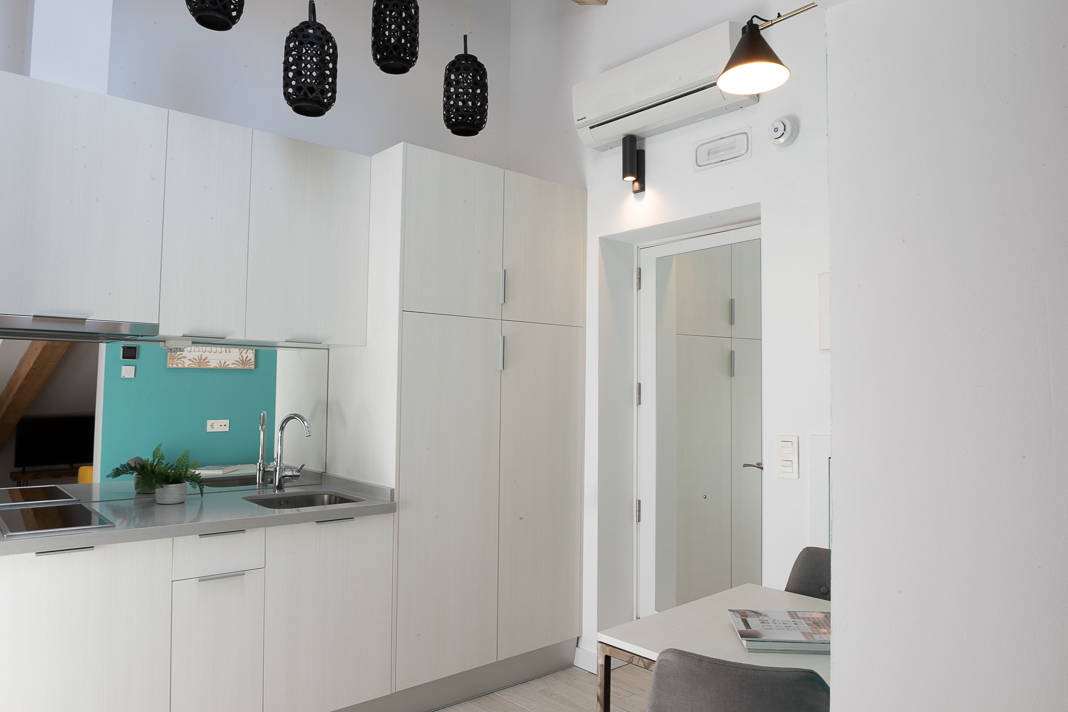 เครื่องนอนระดับพรีเมียม, ผ้านวมขนเป็ด, โต๊ะทำงาน, ห้องเก็บเสียง