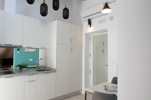 高档床上用品、羽绒被、办公桌、隔音