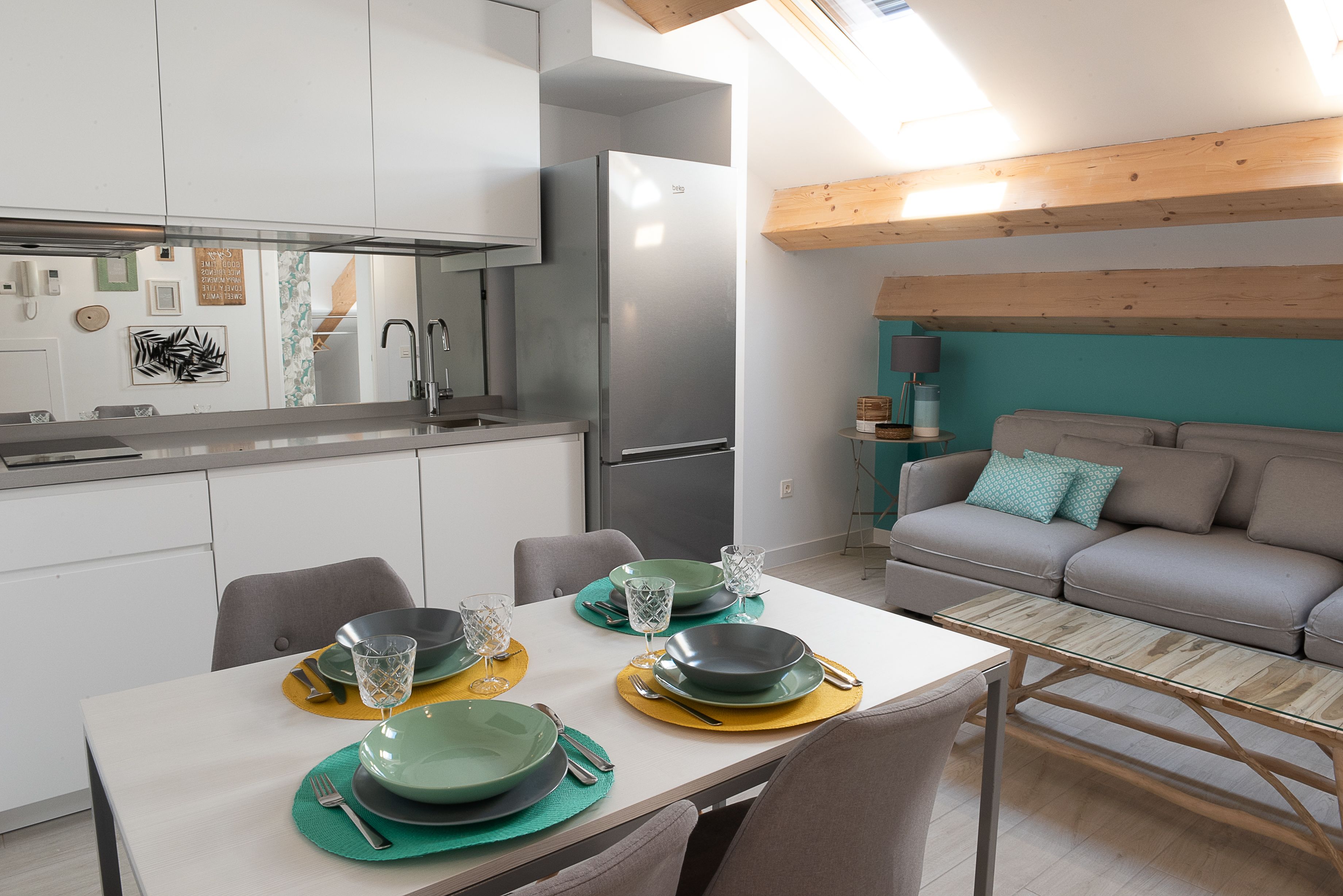 أغطية فراش متميزة وألحفة محشوة بالريش ومكتب وتجهيزات عازلة للصوت