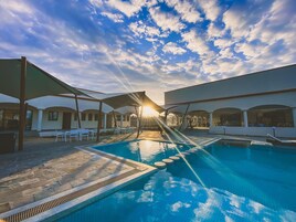 Una piscina al aire libre, una piscina en la azotea