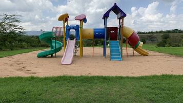 Área de juegos infantiles al aire libre