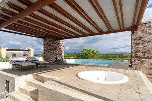 Una piscina al aire libre, una piscina en la azotea