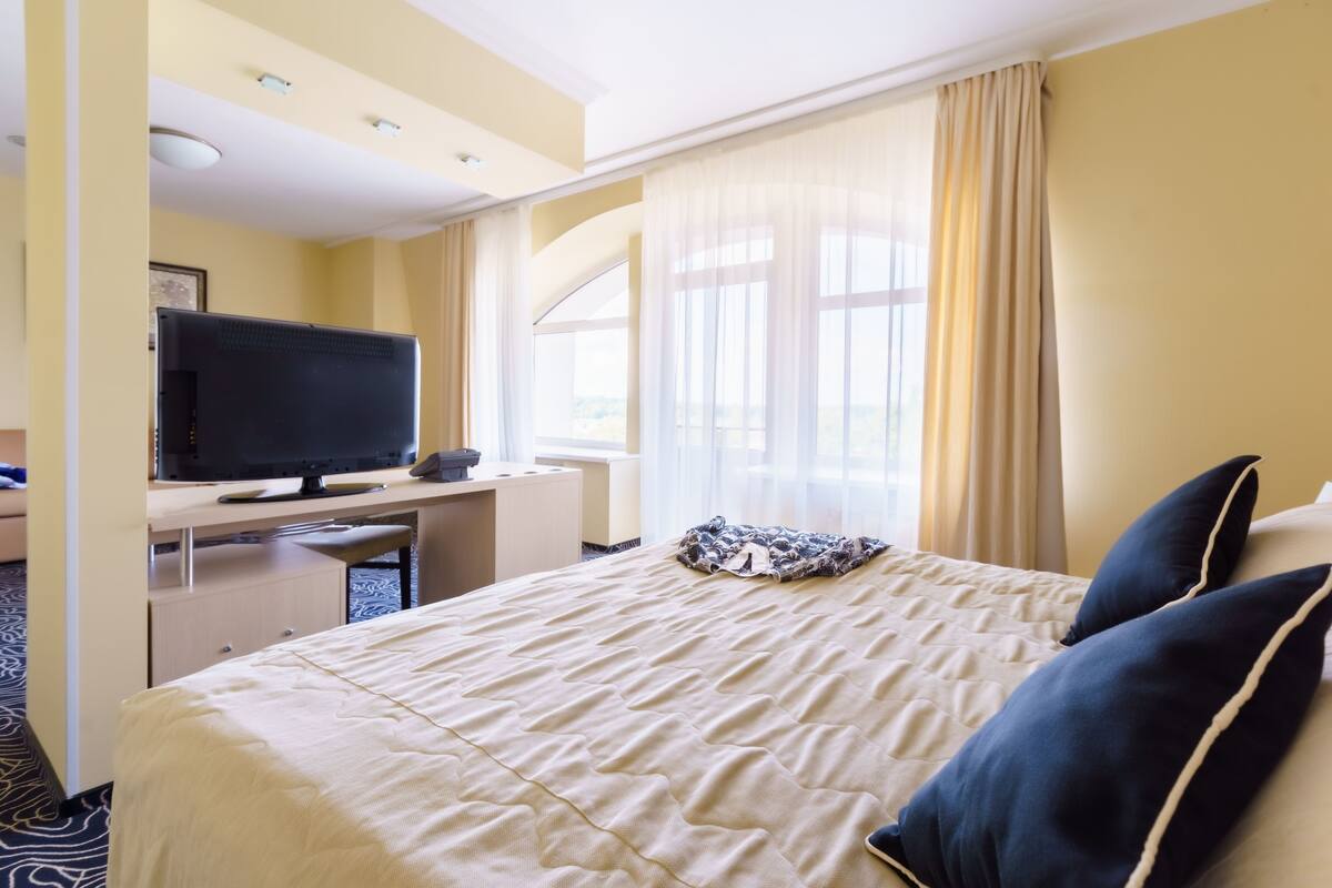 Suite | In-room safe, desk, iron/ironing board, free cribs/infant beds