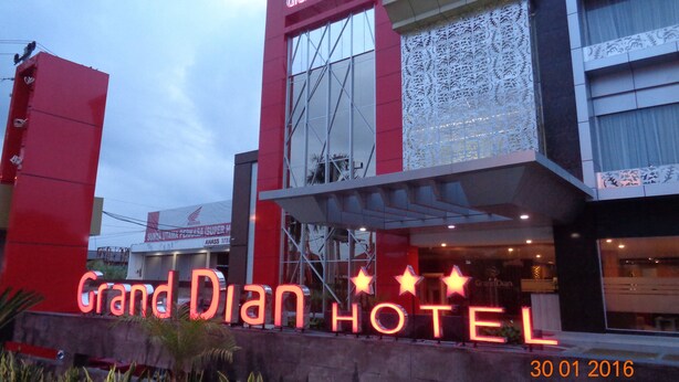 L’enseigne du Grand Dian Hotel présente un design architectural moderne, avec une prédominance de couleurs rouge et blanche et une façade décorative.