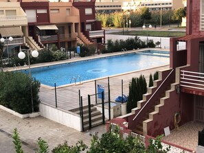 Seasonal outdoor pool, open 10:00 AM to 9:00 PM, pool umbrellas - Villa del Mar Apartamento (La Pobla de Farnals)