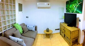 Appartement Confort, 2 chambres, terrasse, en bord de piscine | Coin séjour | Télévision à écran plat de 32 pouces avec chaînes numériques, télévision