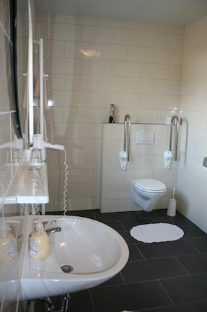 Shower, free toiletries, hair dryer, towels - Landgasthaus Fecht (Aurich)