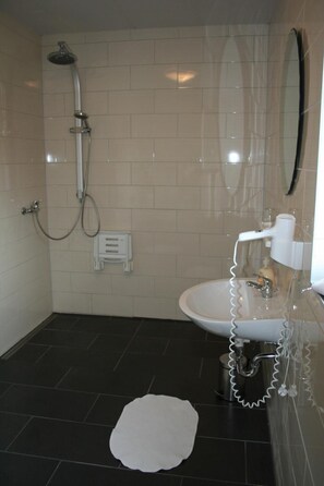 Shower, free toiletries, hair dryer, towels - Landgasthaus Fecht (Aurich)