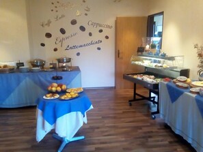 Daily buffet breakfast for a fee - Landgasthaus Fecht (Aurich)