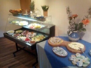 Daily buffet breakfast (EUR 8.5 per person)
