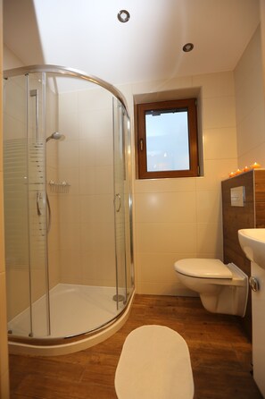Apartment | Badezimmer | Dusche, kostenlose Toilettenartikel, Haartrockner, Handtücher