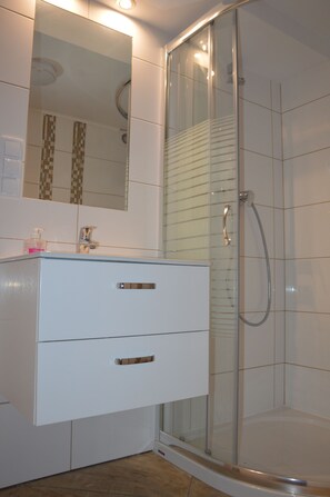Apartment | Bathroom | Shower, free toiletries, hair dryer, towels - Maryna House - Lawendowy Apartament (Zakopane)