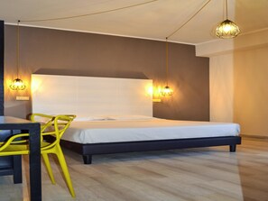 In-room safe, desk, blackout drapes, soundproofing - ibis styles Trani (Trani)