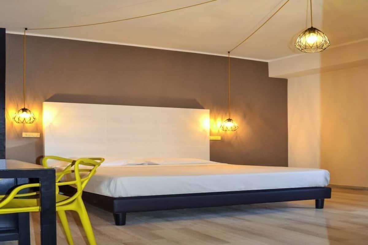 Standard Δίκλινο Δωμάτιο (Double), 1 Διπλό Κρεβάτι με Καναπέ-Κρεβάτι | Χρηματοκιβώτιο στο δωμάτιο, γραφείο, κουρτίνες συσκότισης, ηχομόνωση 