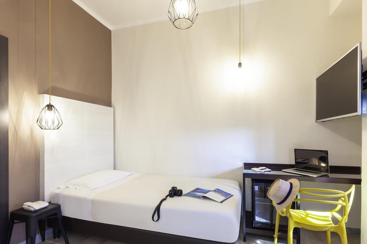 Standardrum - 1 enkelsäng | Värdeförvaringsskåp på rummet, skrivbord och mörkläggningsgardiner