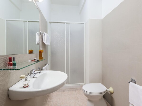 Värdeförvaringsskåp på rummet, skrivbord och mörkläggningsgardiner