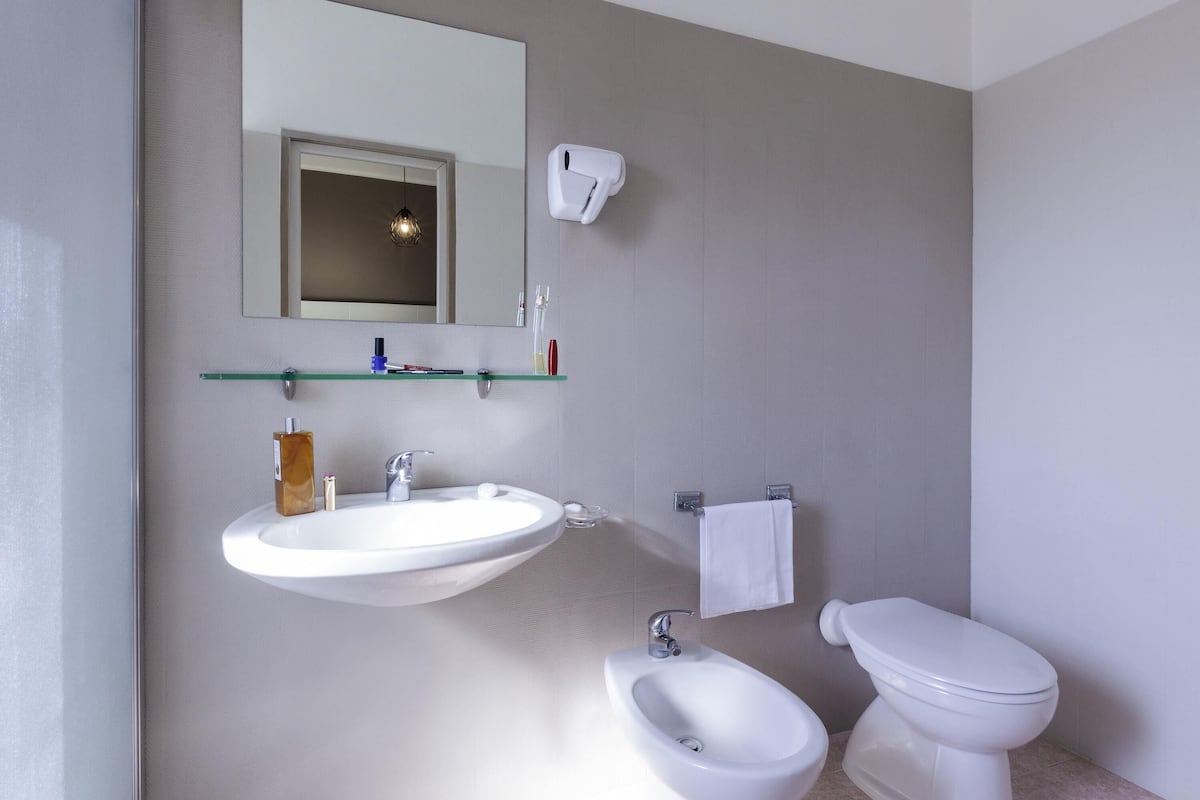 In-room safe, desk, blackout drapes, soundproofing