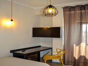 Zimmersafe, Schreibtisch, Verdunkelungsvorhänge, schallisolierte Zimmer