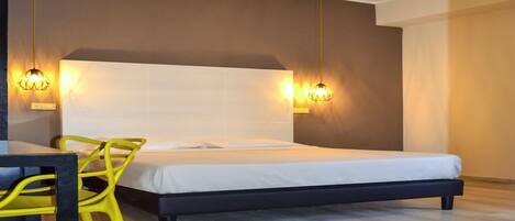 Una habitación de hotel moderna con cama, escritorio y silla.