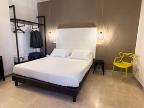 Safe på rommet, skrivebord, blendingsgardiner og lydisolert