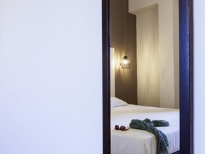 Värdeförvaringsskåp på rummet, skrivbord och mörkläggningsgardiner