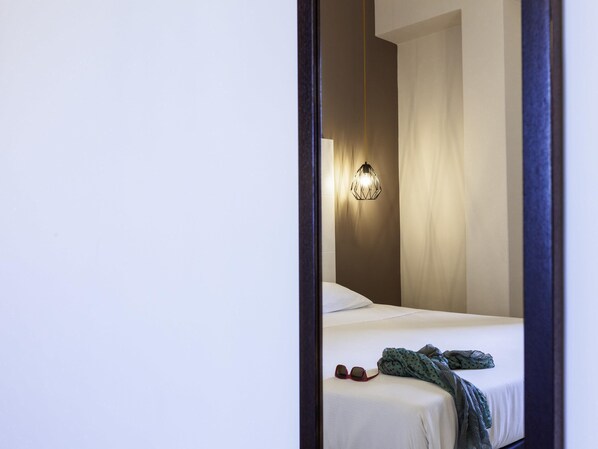 Zimmersafe, Schreibtisch, Verdunkelungsvorhänge, schallisolierte Zimmer