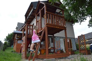 Lasten leikkialue ulkona