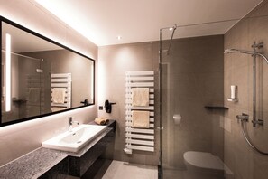 Shower, free toiletries, hair dryer, towels - Hotel Königgut (Wals-Siezenheim)