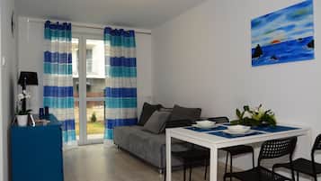 Apartment (Turkusowy) | Living area | Flat-screen TV